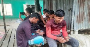 মোবাইল ফোনে আসক্ত.jpg